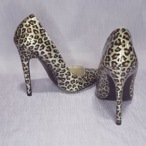 Size 9 Patent Leather Silver Cheetah Print Pumps